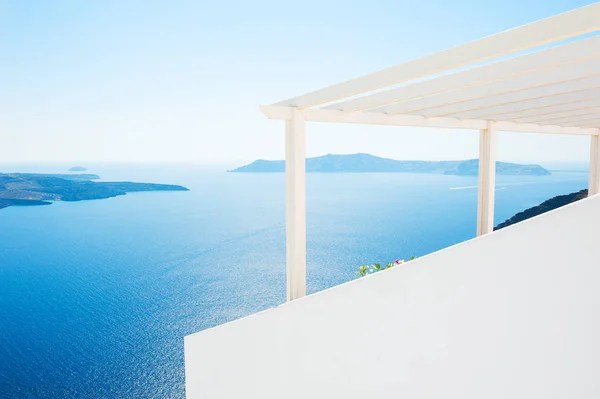 Arquitectura blanca en la isla de Santorini, Grecia. — Foto de Stock