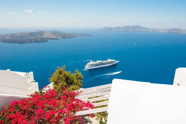 Bílá architektura na ostrově Santorini, Řecko. — Stock fotografie