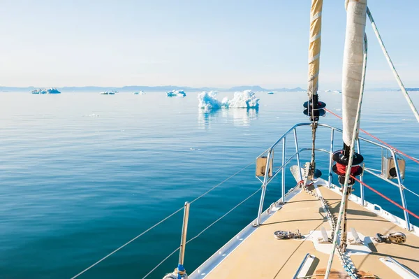 Navegación en yate entre icebergs en Groenlandia — Foto de Stock