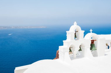 Santorini Adası 'ndaki beyaz kilise..
