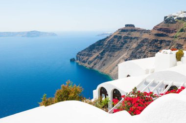 Yunanistan 'ın Santorini adasında beyaz mimari. 