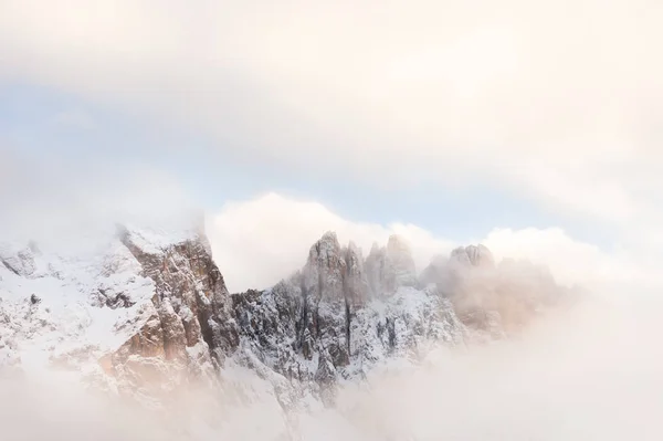 雲の中の山の峰. — ストック写真