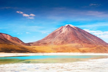 Licancabur volkan ve Laguna Verde Altiplano, Bolivya
