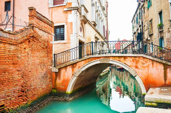 Canal escénico en Venecia, Italia . — Foto de Stock