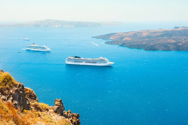 Navio de cruzeiro no mar perto das ilhas gregas . — Fotografia de Stock
