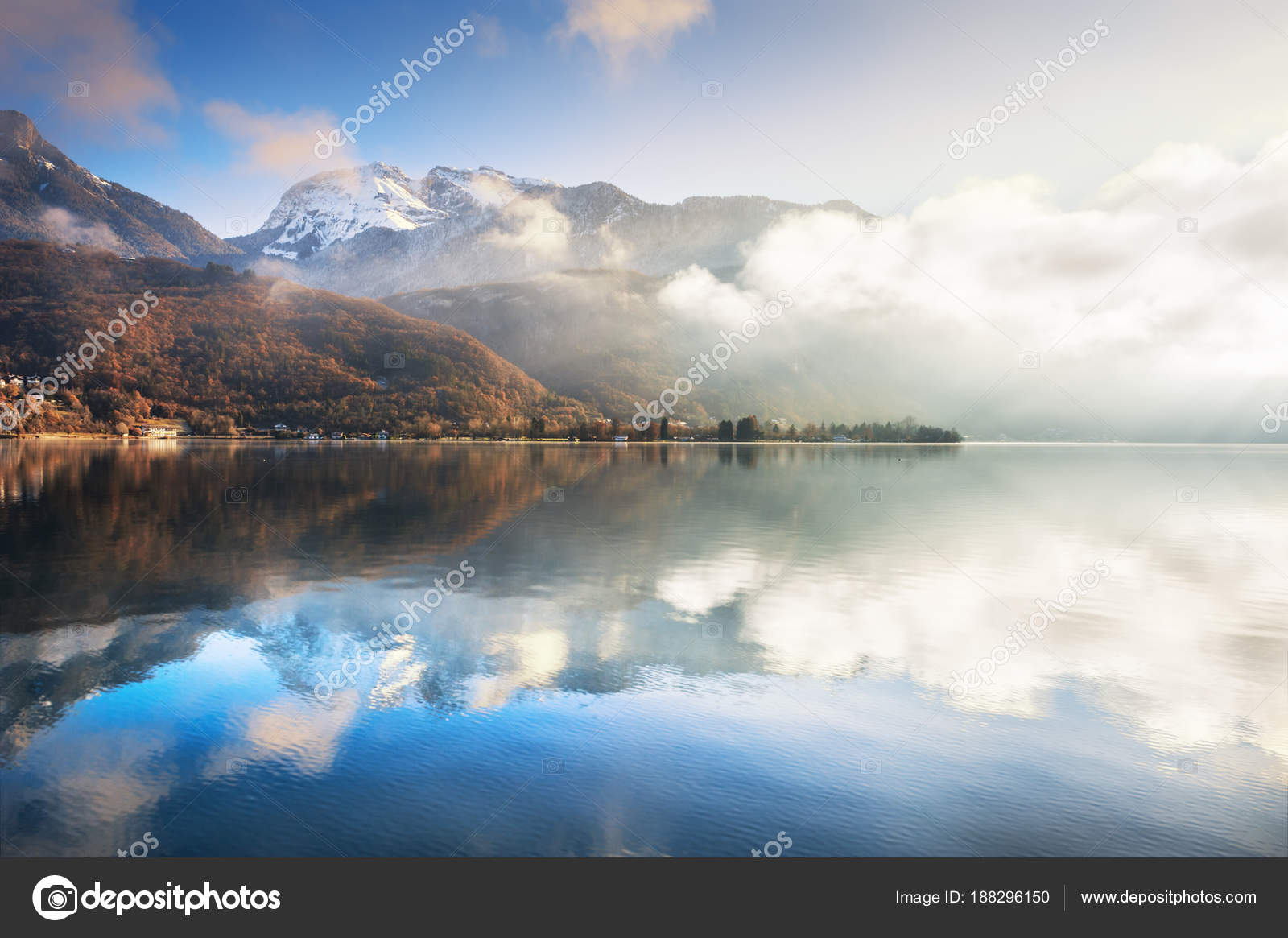 Lac Dannecy Dans Les Alpes Français Au Lever Du Soleil