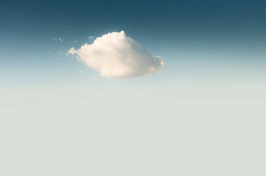 Mavi gökyüzünde yalnız bulut.