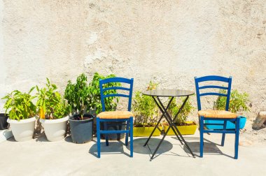 Bir veranda geleneksel Yunan evin içinde iki sandalye