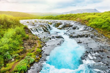 İzlanda'daki mavi su ile Bruarfoss şelale