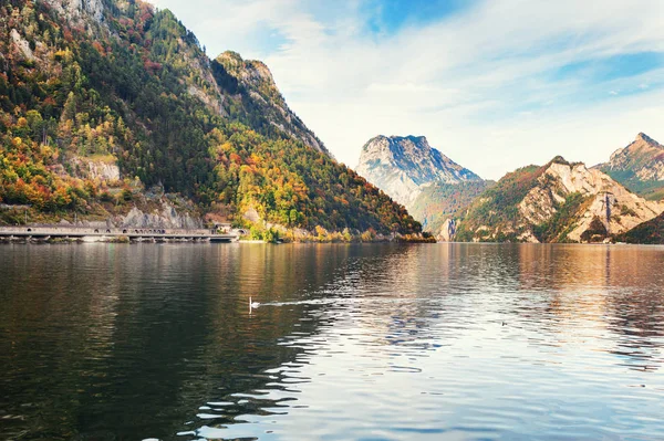 Traunsee meer in Oostenrijkse Alpen in het najaar — Stockfoto