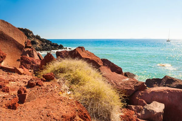 Czerwona plaża na wyspie Santorini, Grecja. — Zdjęcie stockowe