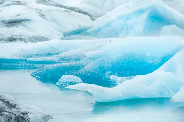 Ijsbergen in Jokulsarlon glaciale lagune, IJsland — Stockfoto