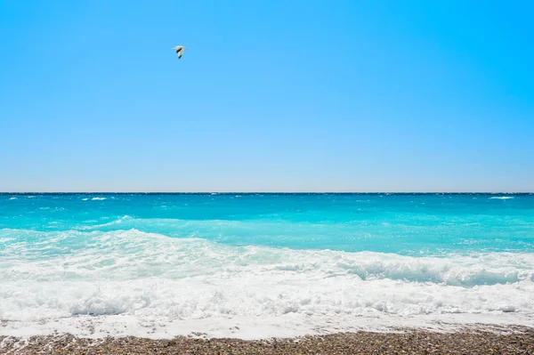 Turquoise zee en de blauwe hemel. — Stockfoto