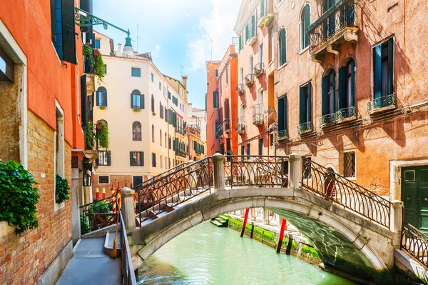 Malerischer Kanal in Venedig, Italien. — Stockfoto