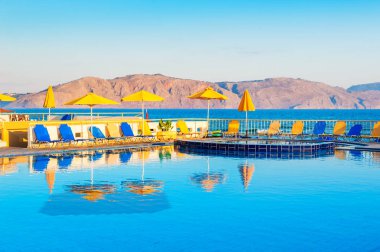 Crete Island, Yunanistan Deniz kıyısında Yüzme Havuzu.