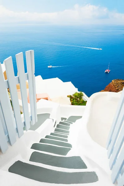 Arquitectura blanca en la isla de Santorini, Grecia. —  Fotos de Stock