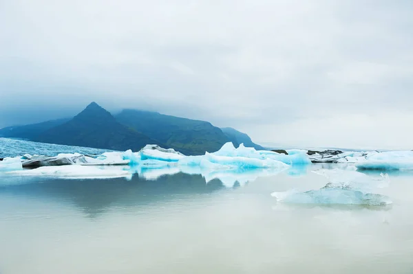 Jéghegyek a Fjallsarlon gleccsertó, Izland — Stock Fotó