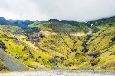 İzlanda'daki şelaleler ile yeşil Dağları