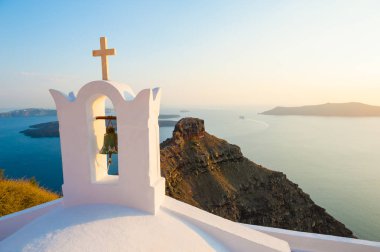 Santorini Adası 'ndaki beyaz kilise.. 