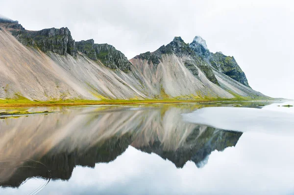 Góry i refleksje, Islandia — Zdjęcie stockowe