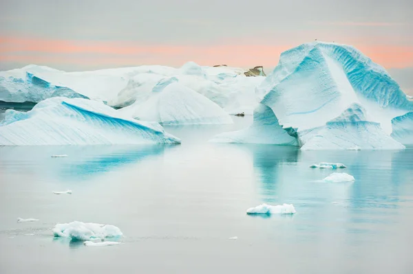 Modré ledovce na pobřeží Atlantského oceánu v Grónsku — Stock fotografie