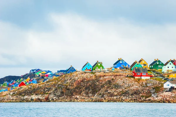 Casas coloridas na aldeia de Aasiaat, na Groenlândia — Fotografia de Stock