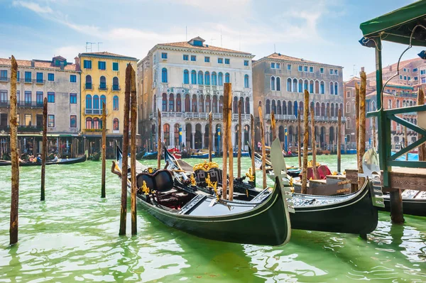 Gondolas on the Grand canal in Venice, Italy. — Stock Photo, Image