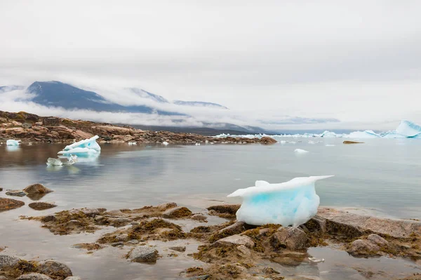 Icebergs na costa do oceano Atlântico na Gronelândia — Fotografia de Stock