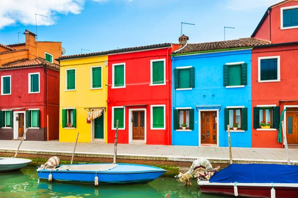 Bâtiments colorés sur l'île de Burano, Venise, Italie — Photo