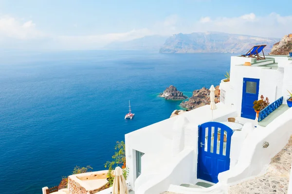 Edificio blanco con puertas azules en la isla de Santorini, Grecia — Foto de Stock