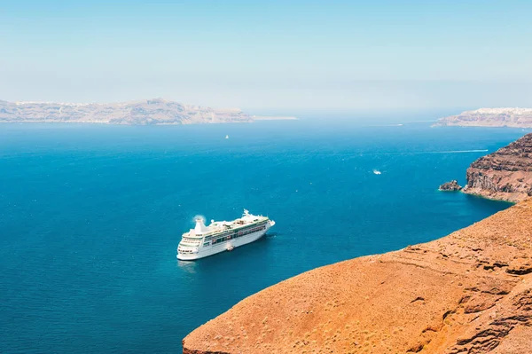 Kryssningsfartyg nära havet kusten av Santorini island, Grekland — Stockfoto