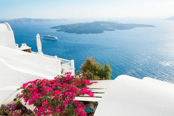 Arquitectura blanca en la isla de Santorini, Grecia. —  Fotos de Stock