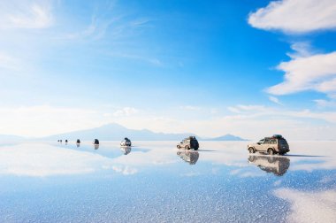 Tuz düz Salar de Uyuni sürüş off-road arabalar