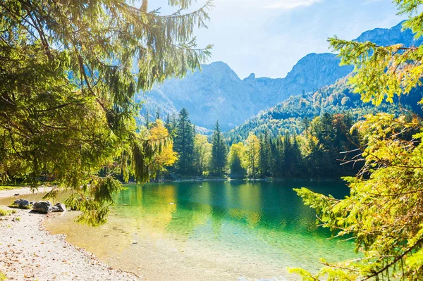 Hermoso lago en los Alpes montañas . — Foto de Stock