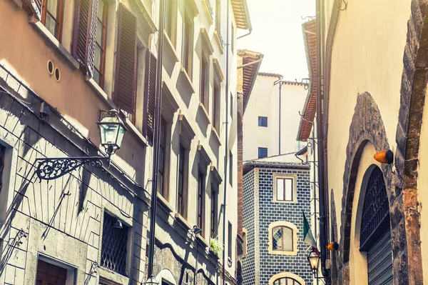 Schöne straße mit alten gebäuden in florenz, italien. — Stockfoto