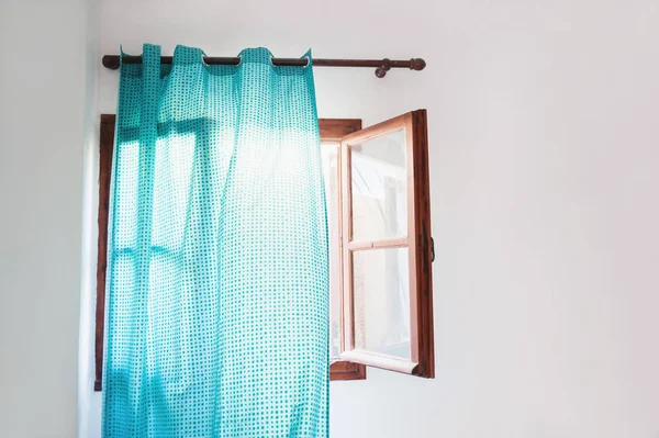 Ventana abierta con cortinas azules — Foto de Stock