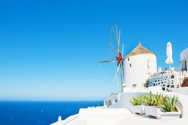 Moulin à vent blanc sur l'île de Santorin, Grèce . — Photo