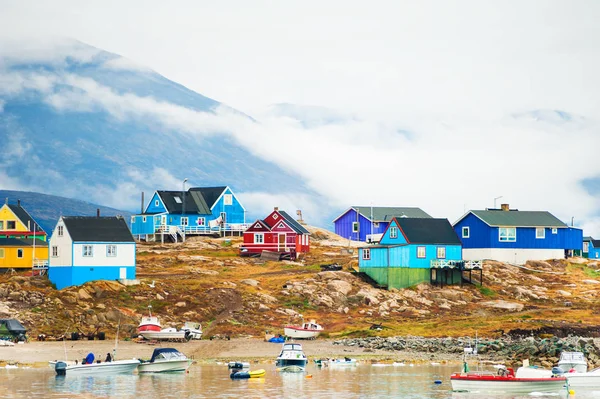 Колоритні будинку в селі Saqqaq, Гренландія — стокове фото