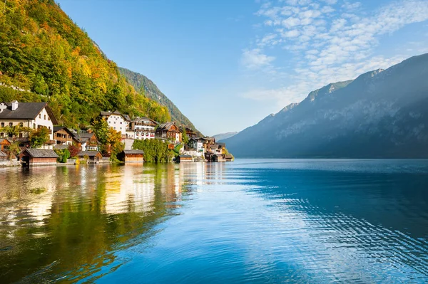 オーストリアの Hallstatter 湖でハルシュタットの村 — ストック写真