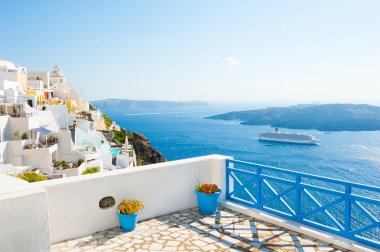 Yunanistan 'ın Santorini adasında beyaz mimari.