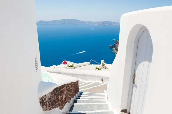 Arquitectura blanca en la isla de Santorini, Grecia. — Foto de Stock