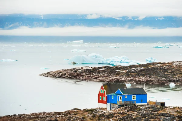 Casas coloridas na costa do oceano Atlântico na Groenlândia — Fotografia de Stock