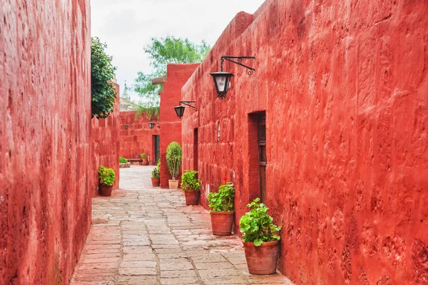 Mura rosse nel monastero di Santa Catalina ad Arequipa, Perù — Foto Stock