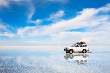 Off-road araç tuz düz Salar de Uyuni Bolivya'daki üzerinde sürüş