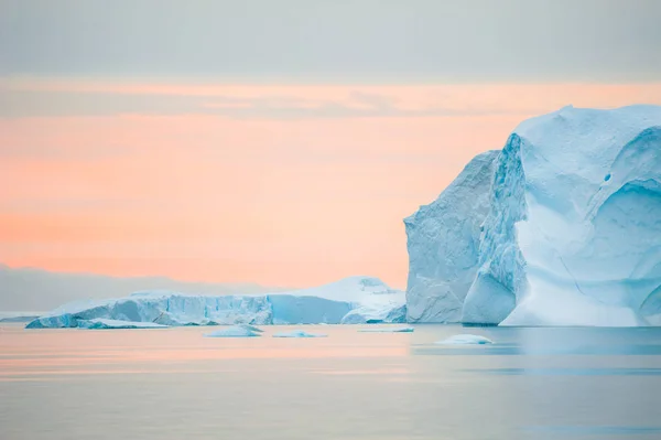 Grandes icebergs azuis ao pôr-do-sol, Groenlândia — Fotografia de Stock