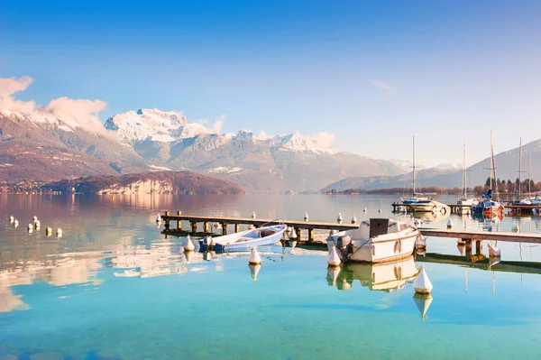 Озеро с голубой чистой водой в Альпах, Франция — стоковое фото