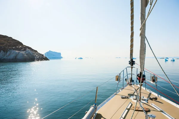 Navegación en barco en el océano Atlántico en Groenlandia — Foto de Stock