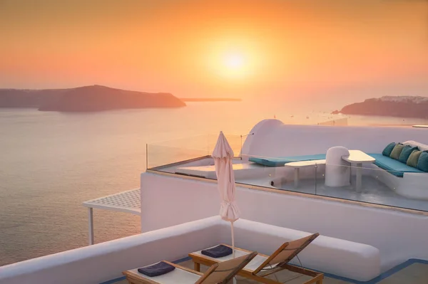 Hermosa y famosa puesta de sol en la isla de Santorini, Grecia — Foto de Stock