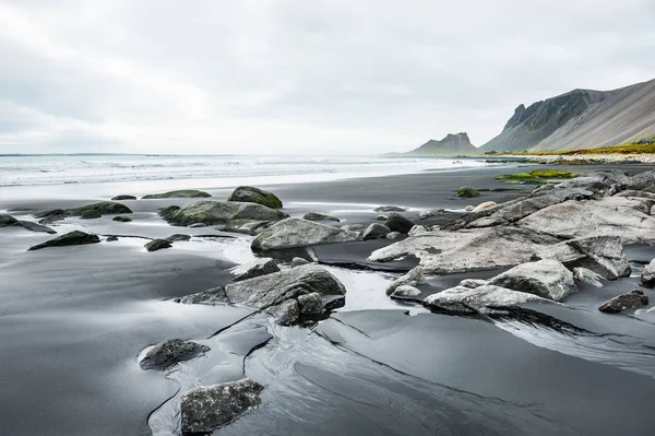 Krásné divoké pobřeží Atlantického oceánu na Islandu — Stock fotografie
