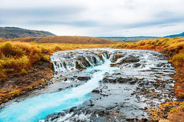Wodospad Bruarfoss z niebieska woda w Islandii. — Zdjęcie stockowe